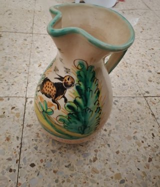 Jarrón de cerámica pintado a mano