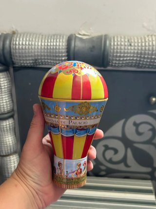 Lata metálica con forma de globo aerostático
