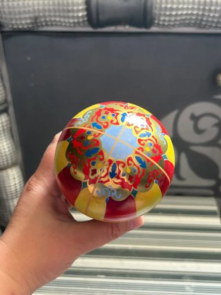 Lata metálica con forma de globo aerostático