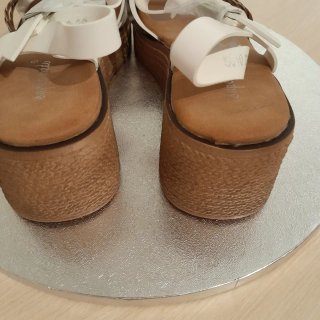 Sandalias cuña plateadas/blancas T.36