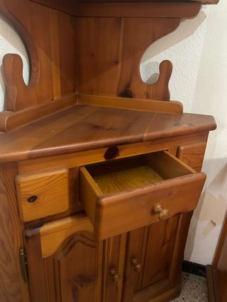 Rinconera vitrina de madera con cristal