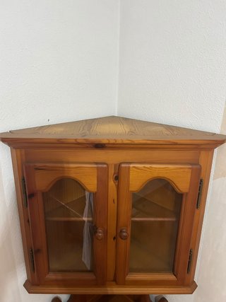 Rinconera vitrina de madera con cristal