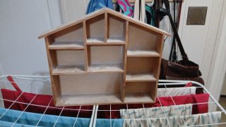 Estantería de madera estilo casa