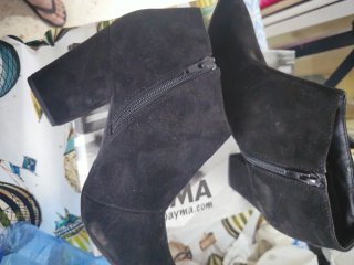 Botines de tacón negros de ante.