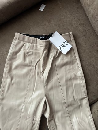 Pantalones Zara cuero beige