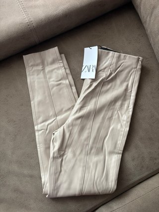 Pantalones Zara cuero beige