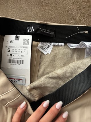 Pantalones Zara cuero beige