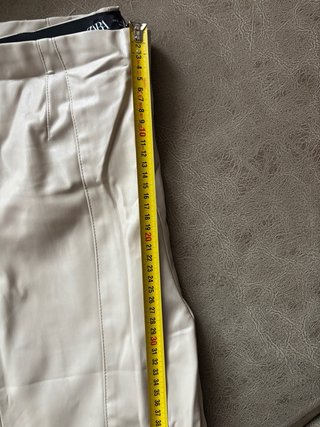 Pantalones Zara cuero beige