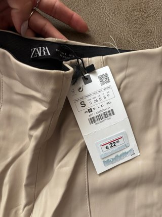Pantalones Zara cuero beige