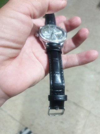Reloj Guess plateado con detalles brillantes