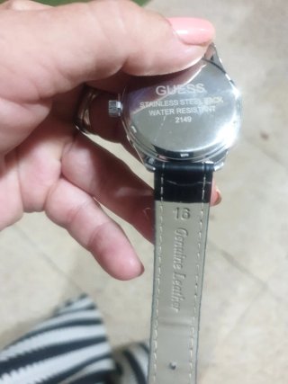 Reloj Guess plateado con detalles brillantes