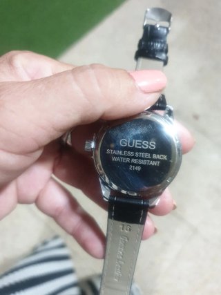 Reloj Guess plateado con detalles brillantes