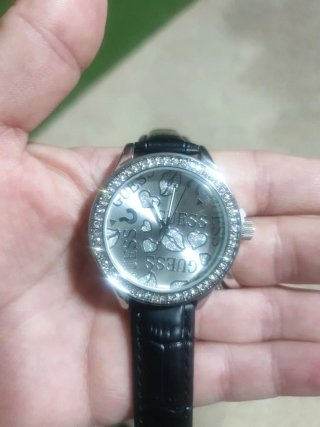 Reloj Guess plateado con detalles brillantes