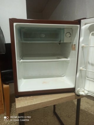Nevera pequeña marrón