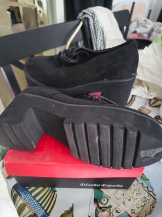 Zapatos de cordones negros. Tacon y suela de goma.