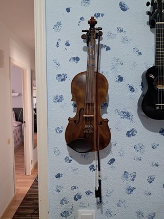Violín de madera con arco