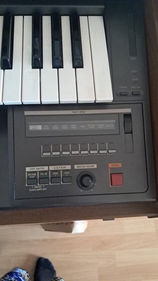 Órgano Yamaha con banqueta y pedales