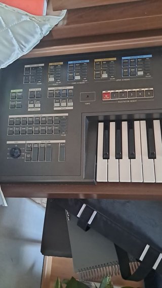 Órgano Yamaha con banqueta y pedales