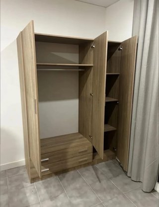 Armario de madera beige