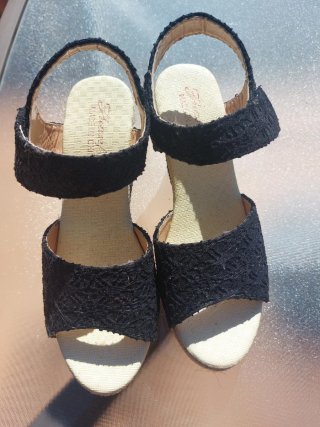 Sandalias de tacón negras y beige