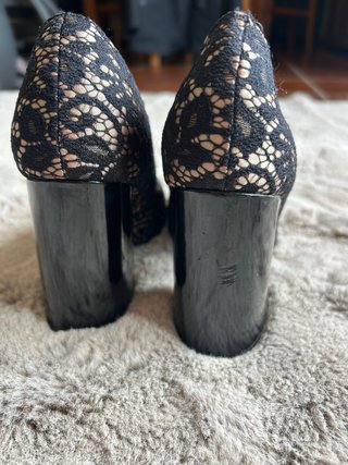 Sapatos pretos renda salto alto