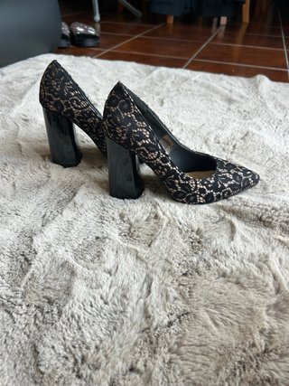 Sapatos pretos renda salto alto