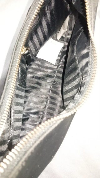 Bolso negro con cremallera dorada