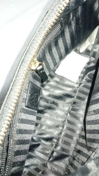 Bolso negro con cremallera dorada