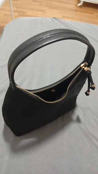 Bolso negro con cremallera dorada