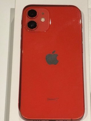iPhone 12 mini rojo con 3 fundas
