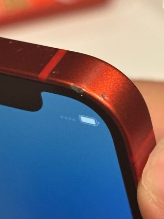 iPhone 12 mini rojo con 3 fundas