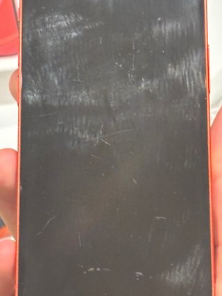 iPhone 12 mini rojo con 3 fundas