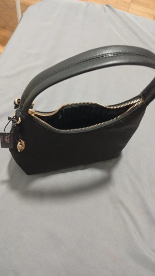 Bolso negro con cremallera
