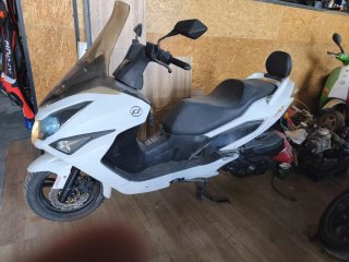 Maxi Scooter Daelim 250cc Blanca