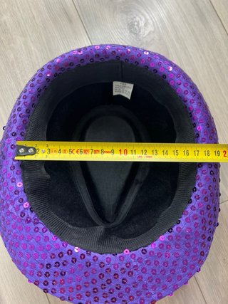 Sombrero morado con lentejuelas