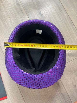 Sombrero morado con lentejuelas