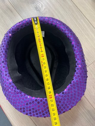 Sombrero morado con lentejuelas