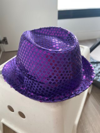 Sombrero morado con lentejuelas