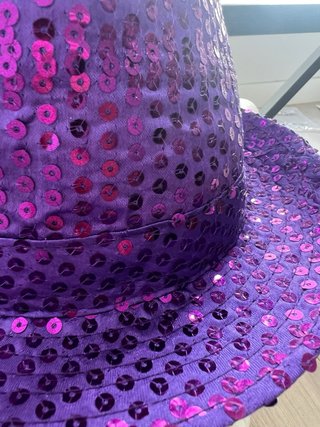 Sombrero morado con lentejuelas