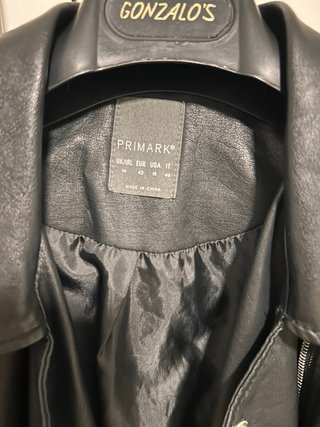 Cazadora efecto piel negra Primark