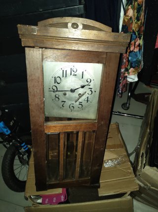 Reloj de pared antiguo de madera