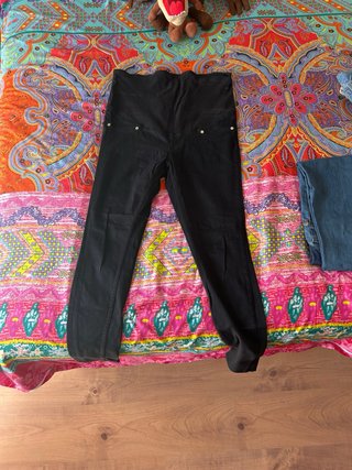 Pantalones premamá negros y azules.