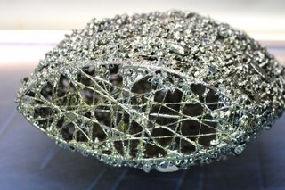Jarrón escultura. Encaje de metal soldado con piedrecitas.