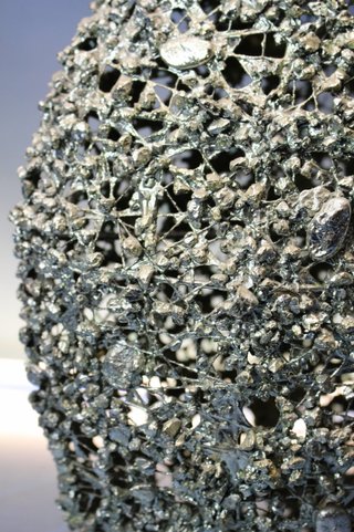 Jarrón escultura. Encaje de metal soldado con piedrecitas.