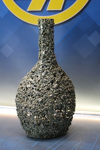 Jarrón escultura. Encaje de metal soldado con piedrecitas.