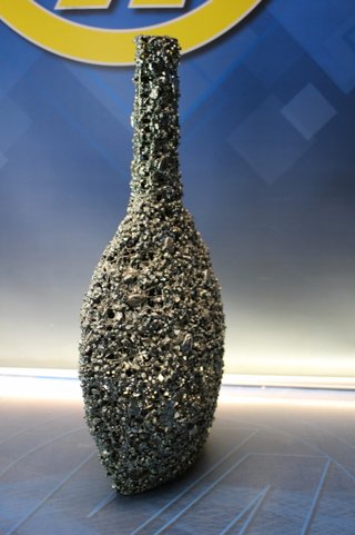 Jarrón escultura. Encaje de metal soldado con piedrecitas.
