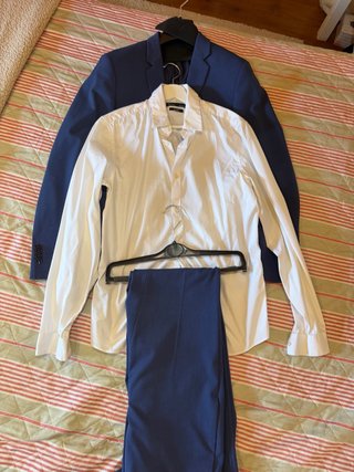 Traje azul y camisa blanca Mango