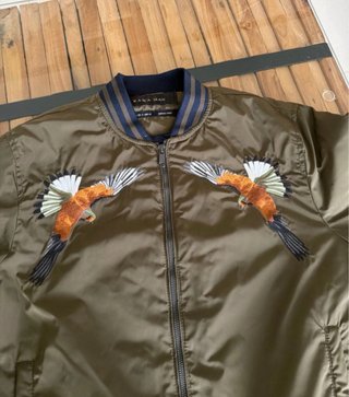 Cazadora bomber Zara verde con pájaros