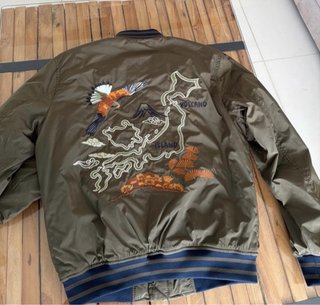 Cazadora bomber Zara verde con pájaros