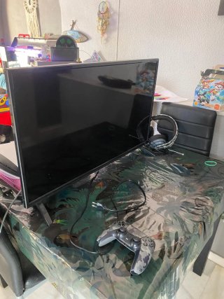 Televisor Negro y Multicolor